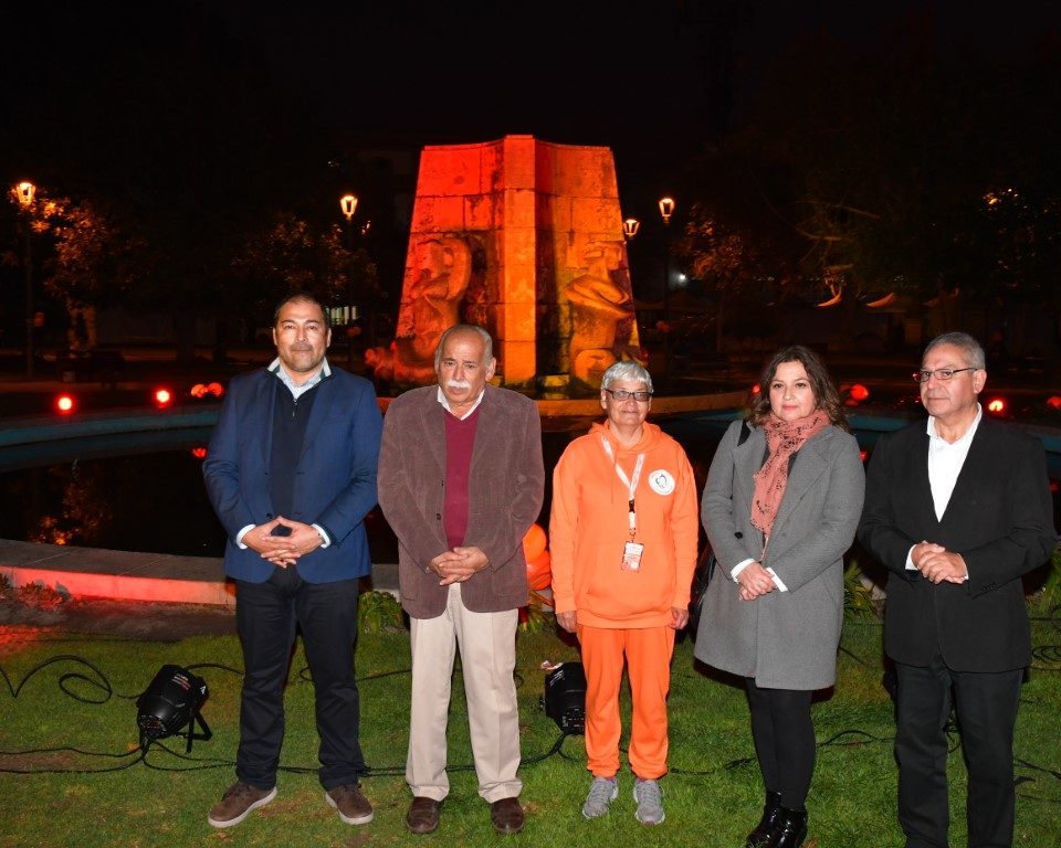 La Plaza de Armas de La Serena se alumbró de naranjo para concientizar sobre la esclerosis múltiple