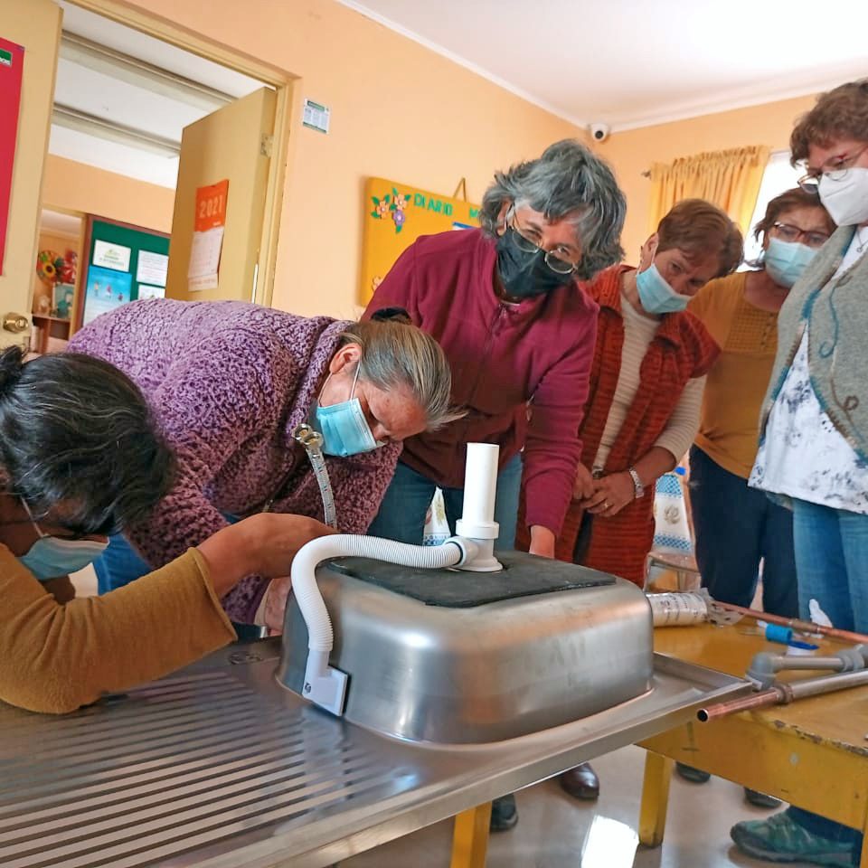 Aguas del Valle impartirá taller gratuito de gasfitería a 400 mujeres en 13 comunas de la región