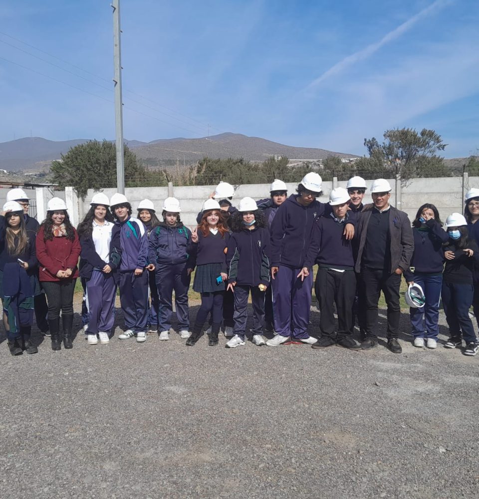 Alumnos del Colegio San Nicolás recorren planta de tratamiento de aguas servidas de Aguas del Valle