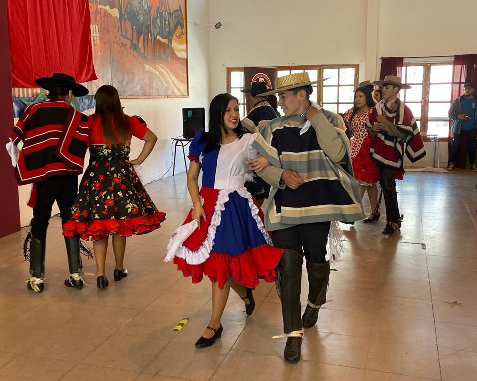 Liceo Mistraliano de Paihuano conmemora los 212 años de la patria con masivo acto cívico