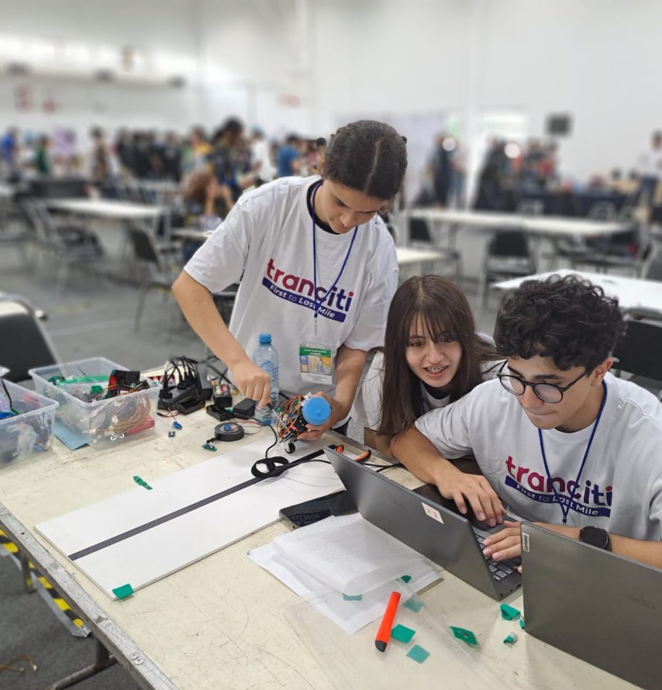 Estudiantes chilenos se traen el Primer Lugar de Torneo Internacional de Robótica realizado en México