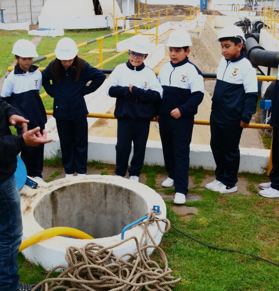 Alumnos del Colegio Serena visitan planta de producción de Aguas del Valle