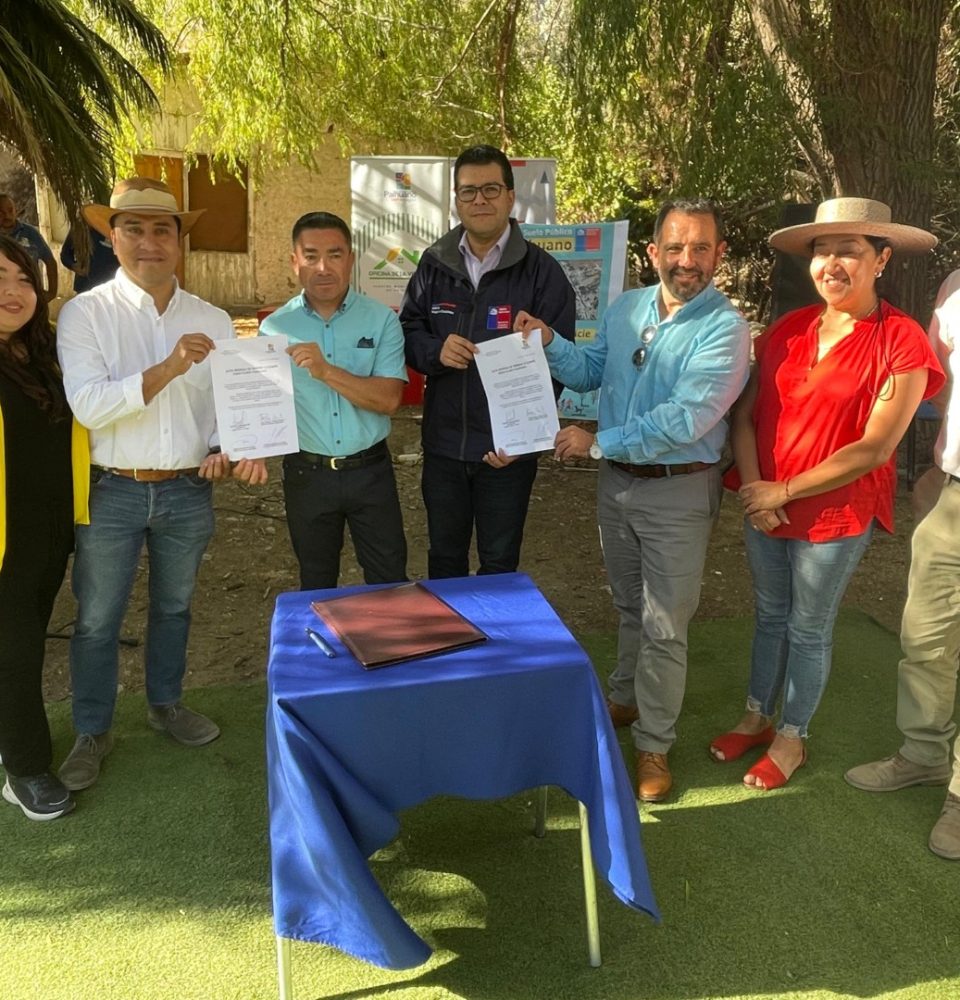 Firman escritura para compra de terreno para comité habitacional de Paihuano