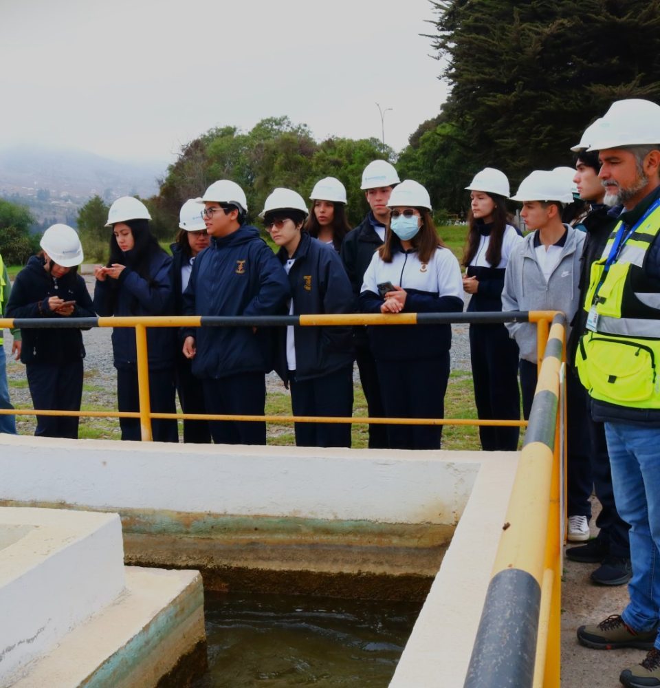 Estudiantes de enseñanza media conocen el proceso de producción de Aguas del Valle