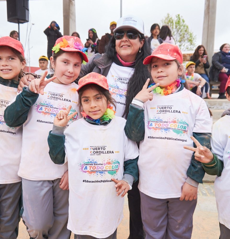 • La actividad tuvo por objetivo fomentar los hábitos saludables y la actividad física entre estudiantes de establecimientos públicos de Coquimbo y Andacollo. Más de mil escolares participaron de la segunda versión de la corrida escolar “A Todo Color”, instancia deportiva organizada por el Servicio Local de Educación Pública Puerto Cordillera que se tomó el Complejo Deportivo Parque Urbano, ubicado en Tierras Blancas, Coquimbo, en un circuito de 2.5 kilómetros, recorriendo los senderos del recinto y animado por la gran cantidad de colores que llenó de vida el lugar. Con este programa, parte del Plan de Educación Integral del Servicio Local que administra 60 escuelas, colegios, liceos y jardines infantiles en Andacollo y Coquimbo, se busca seguir incentivando aprendizajes a través de actividades integrales, como el fomento a la buena convivencia escolar, participación y vida sana. El evento se inició con una rutina de baile entretenido del que fueron parte las y los estudiantes de 44 establecimientos educacionales junto a sus equipos educativos. La docente Luisa Díaz, del Centro Laboral Jean Piaget, que participó junto a sus alumnos, destacó la excelente organización y el compromiso del SLEP por organizar la corrida. “Esta actividad me parece maravillosa para nuestros alumnos y alumnas. Es unas forma muy saludable y sana de recrearse y aprender. Felicitaciones a las personas que organizan el evento, porque niños y niñas lo pasan muy bien”. Sobre el aporte al desarrollo educativo de las y los estudiantes, la Directora Ejecutiva del SLEP Puerto Cordillera, Ana Victoria Ahumada Sepúlveda, expresó que “estamos muy contentos con la gran participación de las y los estudiantes. Como Servicio Local estamos ocupados en entregar las herramientas necesarias para que niños, niñas, jóvenes y adultos desarrollen habilidades que les permita conquistar aprendizajes y alcanzar sus sueños y metas, fortaleciendo los ejes de la reactivación educativa como la convivencia y salud mental, asistencia y revinculación y fortalecimiento de los aprendizajes”. Por su parte, el Director Regional del Instituto Nacional de Deportes, Jonathan Pino Naranjo, quien acompañó a los escolares y sus docentes, valoró el desarrollo de la corrida. “Es un gran evento deportivo, sin duda que la participación de los escolares que provienen de cuarenta y cuatro establecimientos escolares público, de las comuna de Coquimbo y Andacollo, están participando en un hermoso día de actividad deportiva, la “Corrida a todo color”, es sin duda, está beneficiando la actividad física sistemática de los niños y niñas, y por supuesto la utilización de este hermoso parque, hace que disfrutemos de la combinación perfecta, deporte, aire libre y actividad física”. La Corrida Color además entregó premios a los asistentes en un entretenido sorteo, previo a la largada, que luego trasladó a los asistentes al arco de partida, donde disfrutaron de un circuito, lleno de colores, diversión y la posibilidad de seguir fortaleciendo los aprendizajes integrales.