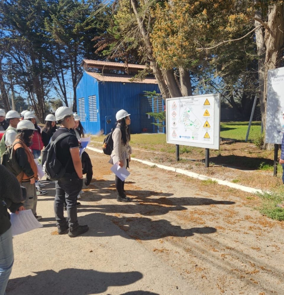 Alumnos del Liceo Max Planck realizan visita educativa a planta de producción de Aguas del Valle