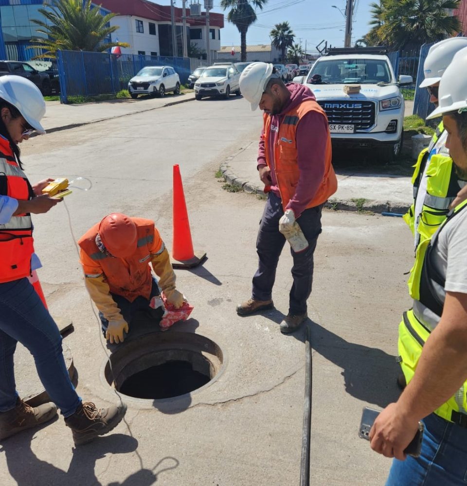 Aguas del Valle conecta provisoriamente servicio de alcantarillado en recinto del Barrio Industrial