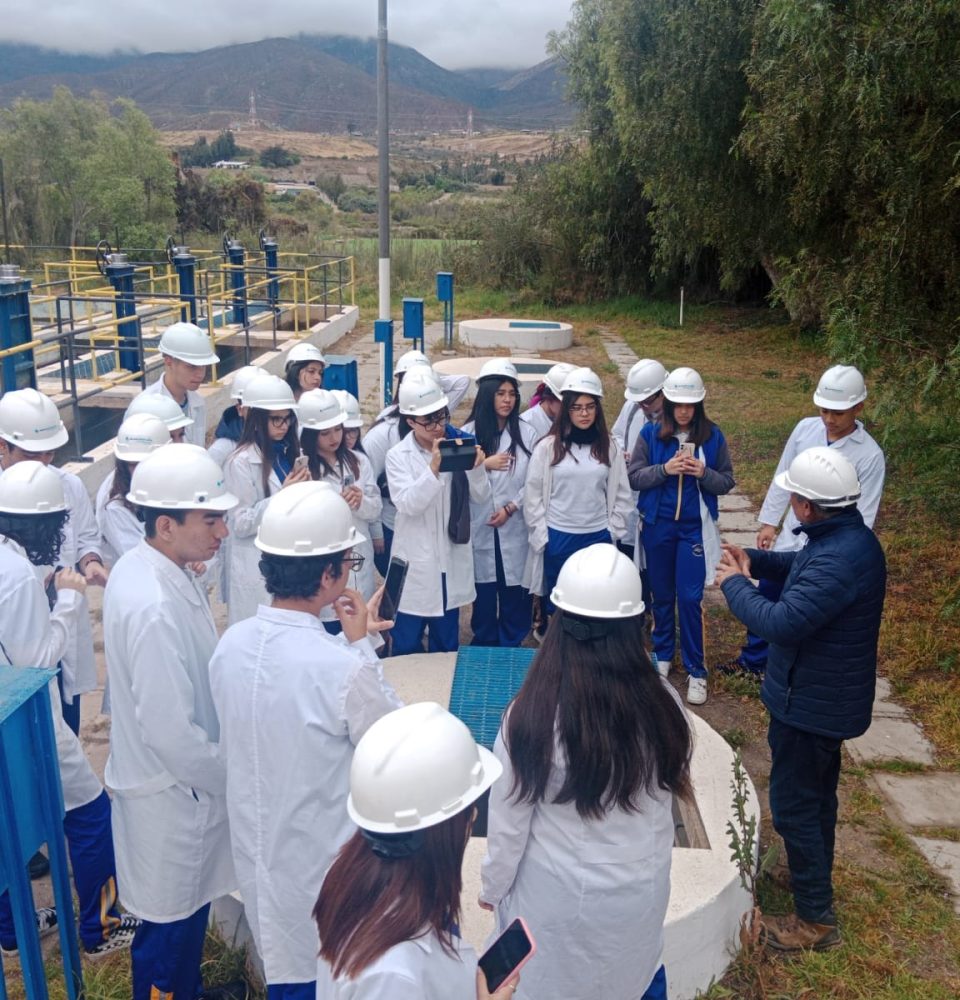 Alumnos del Colegio Francis School realizan recorrido educativo por planta de producción de Aguas del Valle